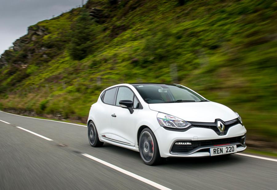  Renault Clio R.S. 220 Trophy 2015 года  (фото 24 из 48)